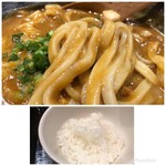 手打ちうどん円清 - ◆麺はコシは強くないですが、滑らかな食感。 ◆ご飯はツヤがあり美味しい。私には多いので、少しレンゲに取りルーとともに頂きました。