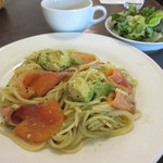 小さな街の食堂 cafe MISTY - スモークサーモンとアボカドの冷製パスタ　980円