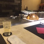 鉄板焼き ステーキ 湛山 - 広いカウンターね