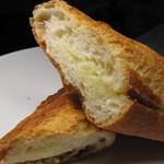 ブラフベーカリー - 【２回目】バケットが美味っ！ミルククリームとピッタリです。