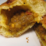 ブラフベーカリー - 【２回目】中身はスパイシーな豆カレー