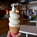 宮島珈琲 - 宮島珈琲ソフトクリーム（ミルク）@450円：どっしりと、そしてしっかりとした生地で、食べ応えあり。且つ、滑らかでクリーミィな口当たりは、言わずもがな。