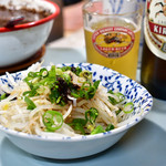 清ちゃん - 【餃子@税込430円】もやしがサービスで提供される。マストアイテム。