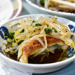 清ちゃん - 餃子@税込430円：もやしと共に。