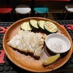 大衆から揚げ酒場 まりお - イカとズッキーニのグリル　580円