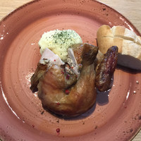 ROTISSERIE★BLUE - 1/2で400〜500g 胸、モモ、手羽先と異なる部位が盛り付けられています ROTISSERIE★BLUE - 1/2で400〜500g 胸、モモ、手羽先と異なる部位が盛り付けられています