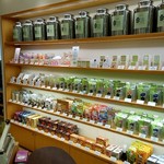 Chayu chainathi hausu - たくさんの茶葉が並んでいます。