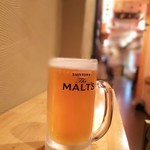 Motsunabe Motsuyaki Hiratsuka Sakaba - 泡少なめに自分で注いだ生ビール