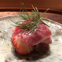 肉割烹 上 - 神戸牛のモモ肉。カットしたイチゴに生牛肉をのせ、上品な出汁をかけてそのまま頂きます。