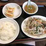 餃子屋　壱番 - ニラレバ炒め定食 餃子セットで700円