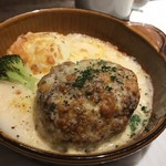 アガッテタンシェ - 料理写真:ランチハンバーグ、ホワイトチーズソースで。