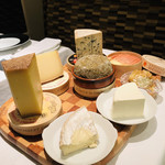 カランドリエ -  フレッシュなウォッシュタイプのチーズと、デザートチーズが美味しかった♡ブルーチーズは癖のない、食べやすいタイプ。