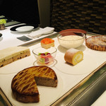 カランドリエ - ワゴンよりプレートのデセールでいただきたかったのが、唯一の残念ポイント。