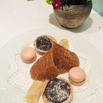 カランドリエ - プティフールもしっかりいただきます♡年齢を重ねてもフルコースを楽しめるように。。。(о´∀`о)