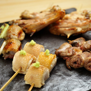 "Himekko Jidori", which is perfect for Grilled skewer, is served directly over Binchotan charcoal.