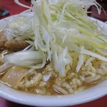 ラーメン二郎 - ネギたっぷり。野菜抜きにしてもこの標高！
      こんだけ入って100円なら文句ない