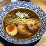 泡系しおとんこつラーメン べらしお - 手揉み縮れ中細麺