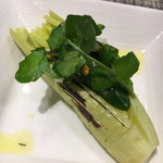 ラ・ファソン 古賀 - ・アミューズ： ヤングコーンの焦がし焼き、クレソンのサラダ ラヴィゴットソース  貧乏性なので、限りなく皮近くまでいつも食べてしまいます。 酸味の効いたソースがいい。 