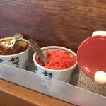 めんや長いち - 激辛の高菜と紅生姜とゴマ