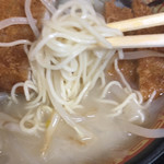 ラーメン ももち家 - 麺とモヤシの感じ。