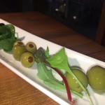 ＨＡＣＨＩ+ - オリーブの三種盛りあわせ
      ピクルス感覚