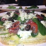 ＨＡＣＨＩ+ - 生ハムサラダピザ
      冷えてなお美味しさが続くおつまみピザ