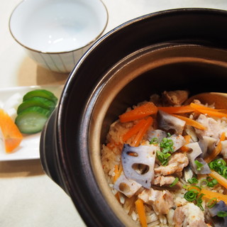 季節の食材を使用したお料理。〆には土鍋炊きご飯もございます