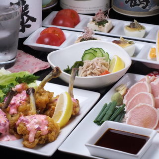 “大山どり”を使用した新鮮なたたき、チキン南蛮はピンク色！