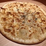 コンバイン - 4種のチーズピザ L 1,200円