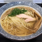 煮干らー麺シロクロ - ﾁｬｰｼｭｰをﾗｲｽに移し