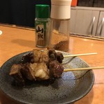 立呑み ほるもんBar おかだ - ホルモン串（140円×2本）