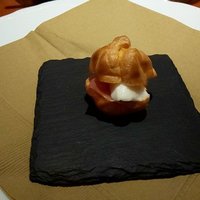 ヴィノテカサクラ - 突き出し：新タマネギのムースと生ハムのシューサンド（2019.4）