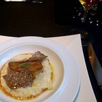 ガストロノミー ジョエル・ロブション - フランス産フォワグラ ポワレにし、パルメザンチーズのリゾットとトリュフをのせて