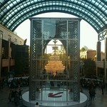 ガストロノミー ジョエル・ロブション - １２月になると、バカラのシャンデリアが、３階の個室から眺められる。