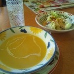 サイゼリヤ - コーンスープ、サラダ