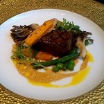 ガストロノミー ジョエル・ロブション - 特選牛フィレ肉のトゥルヌード 旬の野菜を添え、キャロットオイルと共に　
