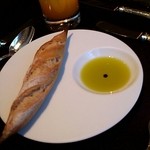 ガストロノミー ジョエル・ロブション - パンとオリーブオイル