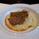 ガストロノミー ジョエル・ロブション - フランス産フォワグラ ポワレにし、パルメザンチーズのリゾットとトリュフをのせて