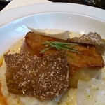 ガストロノミー ジョエル・ロブション - フランス産フォワグラ ポワレにし、パルメザンチーズのリゾットとトリュフをのせて