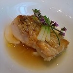 ガストロノミー ジョエル・ロブション - 甘鯛 うろこ付きで香ばしく焼き、百合根と島根県益田市産柚子のナージュに浮かべて