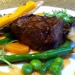 ガストロノミー ジョエル・ロブション - 特選牛フィレ肉のトゥルヌード 旬の野菜を添え、キャロットオイルと共に　