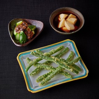 蕎麦屋の肴は大人の会話の引き立て役