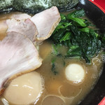 横濱家系ラーメン 勝鬨家 - 定番の茶色いスープ