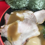 横濱家系ラーメン 勝鬨家 - チャーシュー大きい