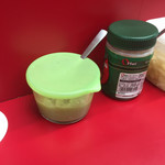 横濱家系ラーメン 勝鬨家 - 揚げてない方のにんにくと唐辛子。これらも好きです。