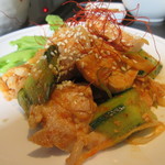 中国美点菜 彩華 - 蒸し鶏は唐辛子とラー油ベースの味