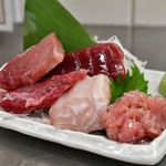 マグロ専門 吉田屋 - 生マグロ刺し1人前@850円：中トロ、赤身、ほほ、脳天、すき身