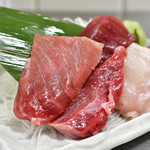 マグロ専門 吉田屋 - 【生マグロ刺し1人前@850円】中トロ：やや筋っぽいか。