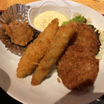 Hakataengeikaminariyataisakaba - オカズ:白身フライ・ヒレカツ・鶏モモ煮