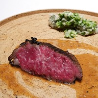 カンテサンス - ⑨ハラミ
                    フランススタイル。軽く赤ワインでマリネしてから焼く。
                    フォンドボーベースのソース(オレンジととオレンジリキュール)
                    タラの芽はベニエという技法で調理。
                    わさび菜と島らっきょを使用